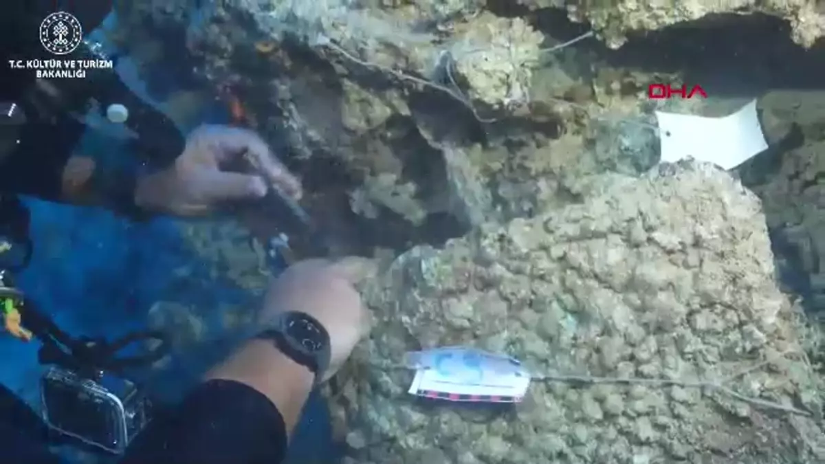 Antalya'da 3 Bin 600 Yıllık Gümüş Perçinli Tunç Hançer Bulundu