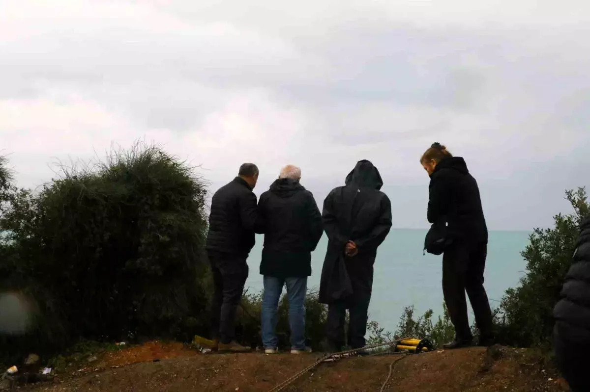 Antalya'da Falezlerden Denize Uçan Araç için Arama Çalışmaları Devam Ediyor