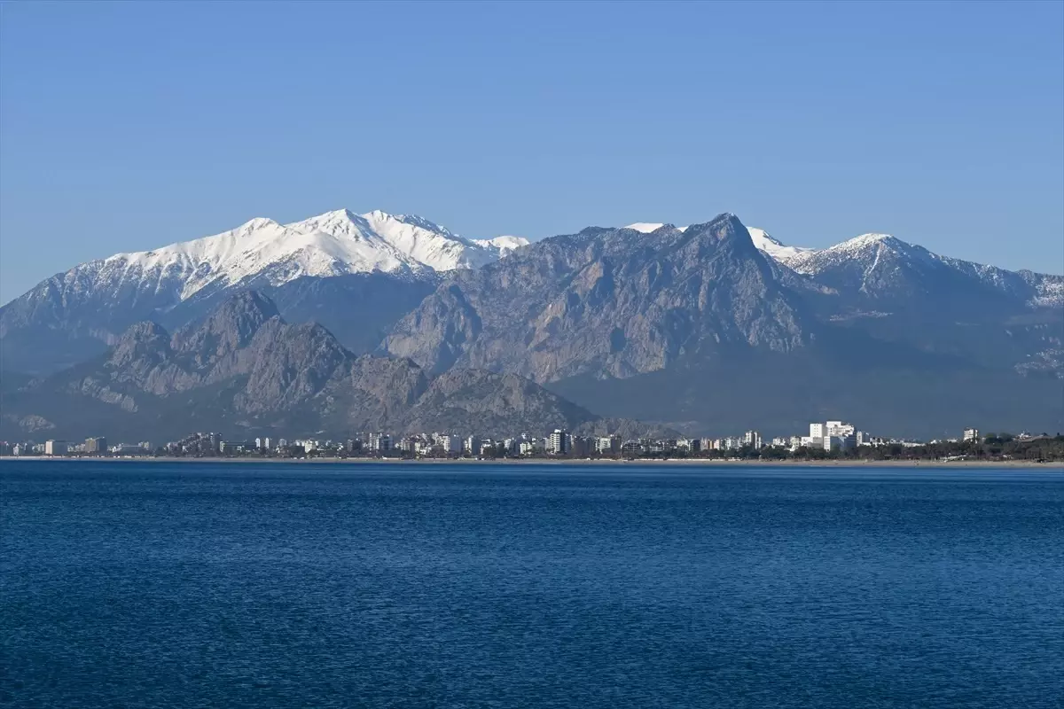 Antalya'da Güneşli Hava ile Sahillerde Yoğunluk