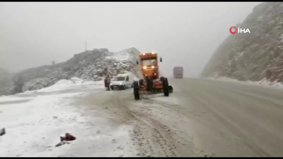 Antalya'da Kar Yağışı Başladı, Kar Kalınlığı 10 Santimetreye Ulaştı