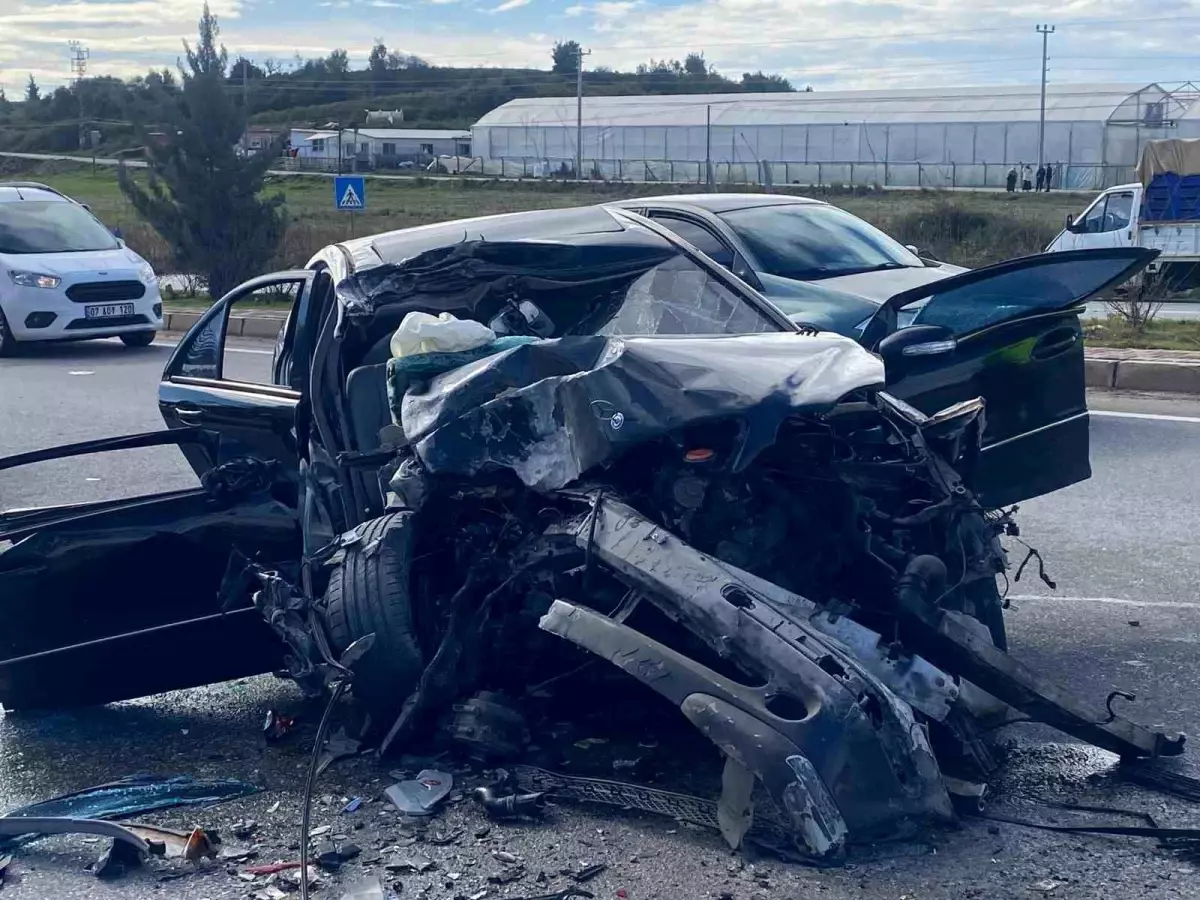 Antalya'da Tır ile Otomobil Çarpıştı: 3 Yaralı