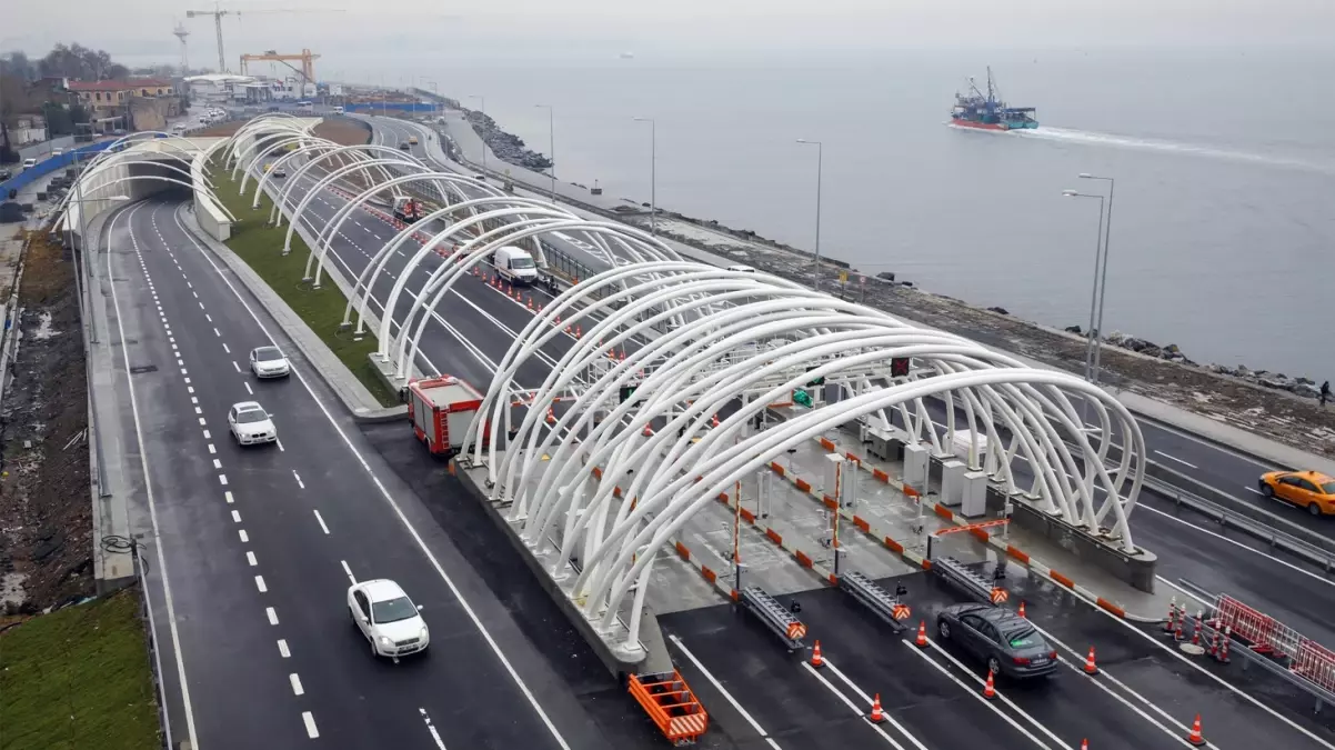 Avrasya Tüneli'nde otomobil yangını! Giriş çıkışlar kapatıldı