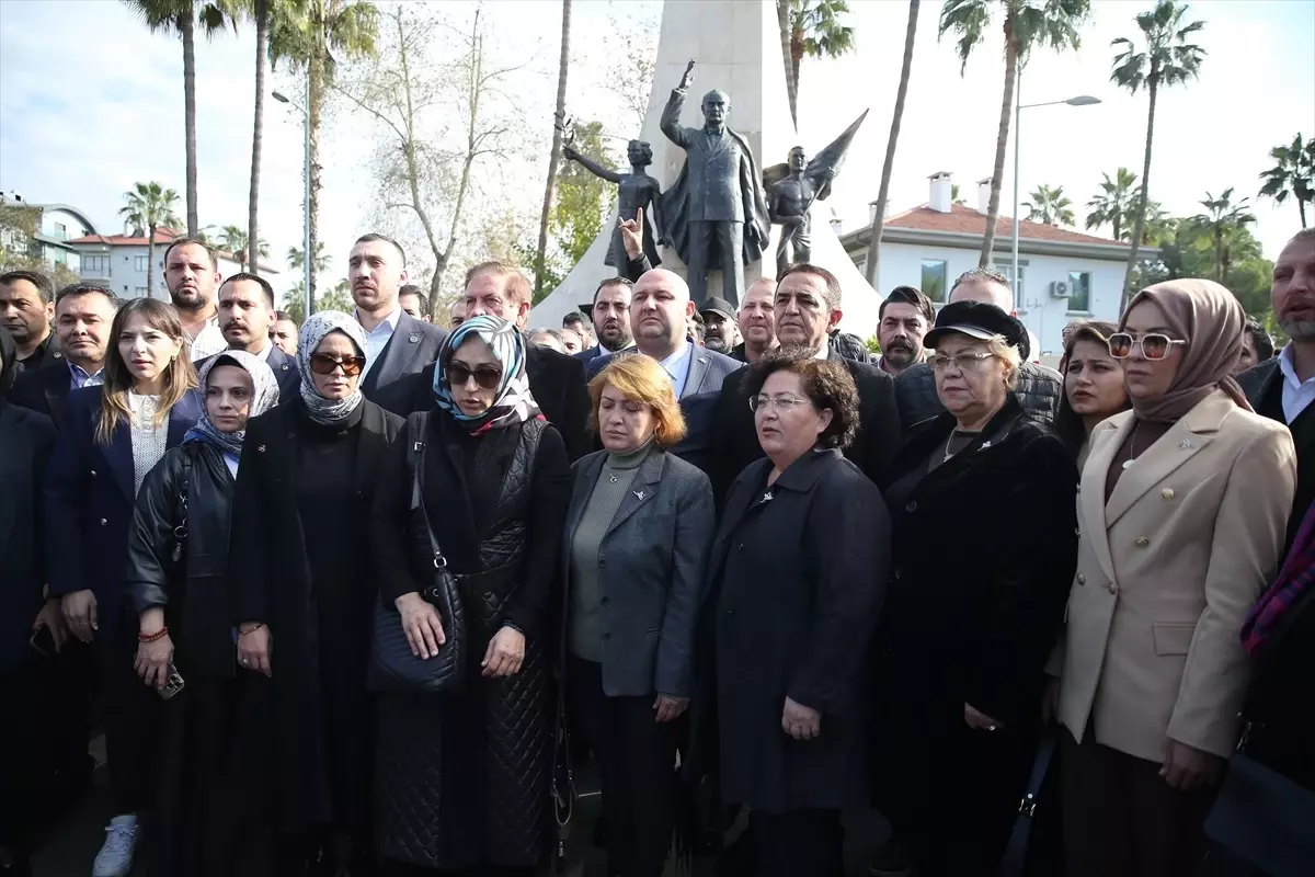 MHP'liler Alanya'da Kaldırılan Bozkurt Heykeline Tepki Gösterdi