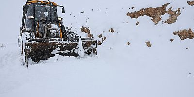 Karlı kaplı yollar açılıyor