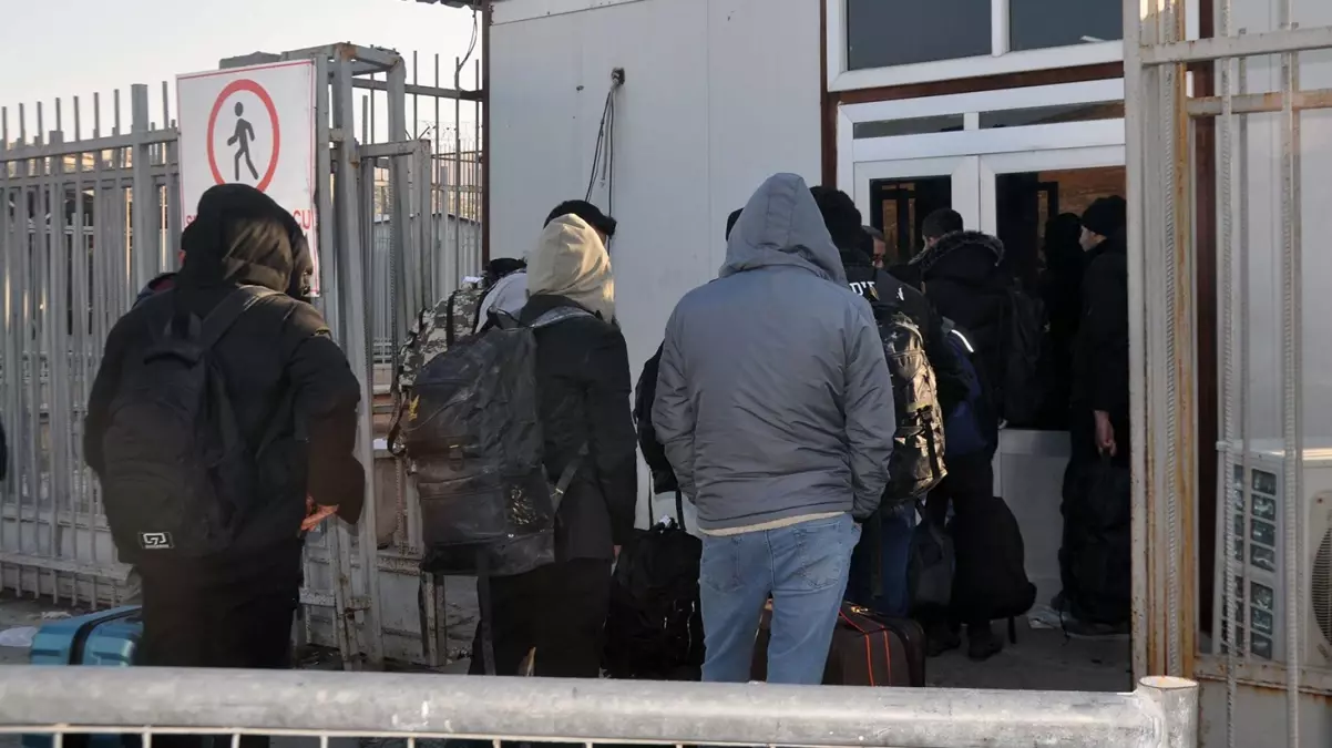 Türkiye'ye göç dalgası konuşulurken Hatay sınırında Suriyeliler memleketlerine dönüyor